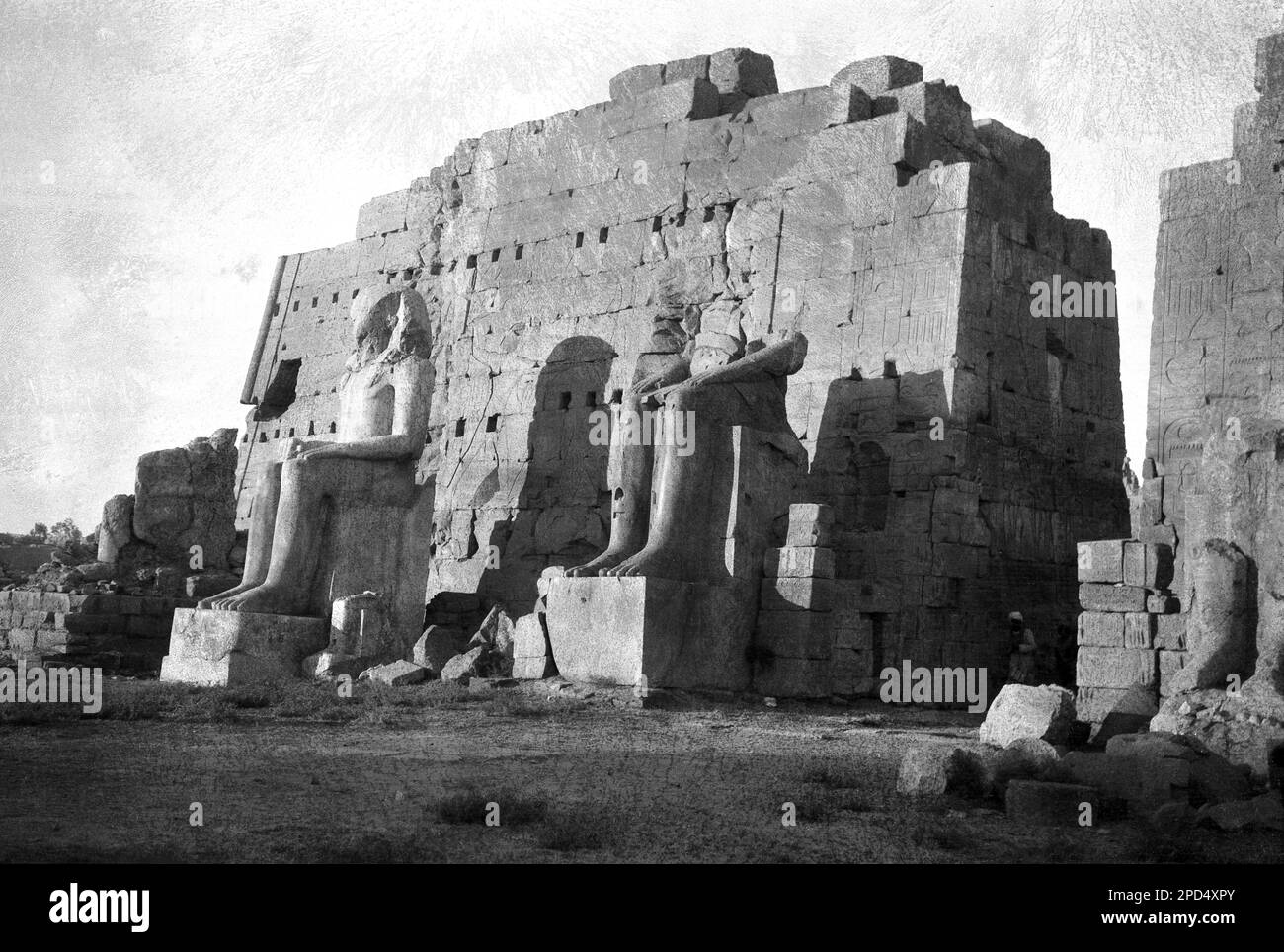 1940s, historique, ruines antiques, Temple de Karnak, Louxor, Égypte, statues en pierre des pharaons. Banque D'Images