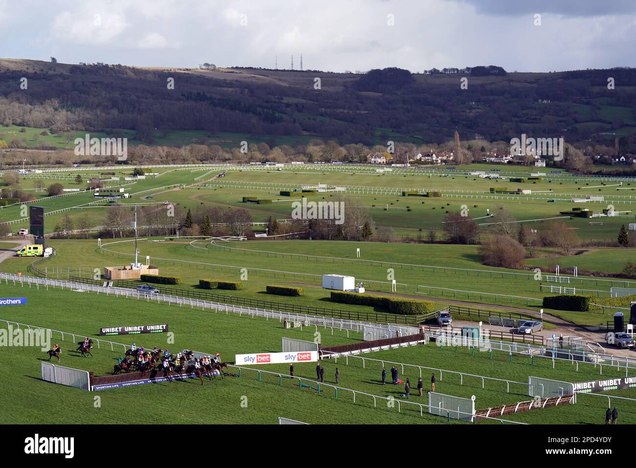 Coureurs et cavaliers pendant l'Ultima handicap Chase le premier jour du Cheltenham Festival à Cheltenham Racecourse. Date de la photo: Mardi 14 mars 2023. Banque D'Images