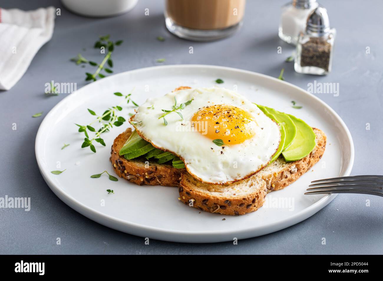 Toast d'avocat à la wholegrain avec œuf frit sur le dessus, idée de petit déjeuner sain Banque D'Images
