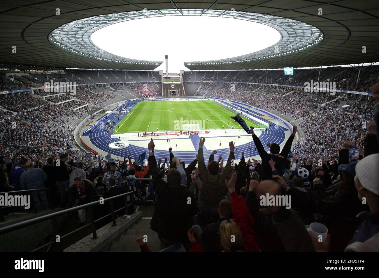 ** FOR USE AS DESIRED WITH WORLD CUP STORIES ** The Berlin Olympic stadium during the German Bundesliga soccer match between Hertha BSC and FSV Mainz 05 in Berlin in this Oct. 22, 2005 file photo. The stadium with a total seating capacity of 66,021 is hosting six matches - including the final - of the Soccer World Cup 2006 in Germany. Originally the venue has been built for the Olympic Games in 1936. (AP Photo/Roberto Pfeil) Banque D'Images
