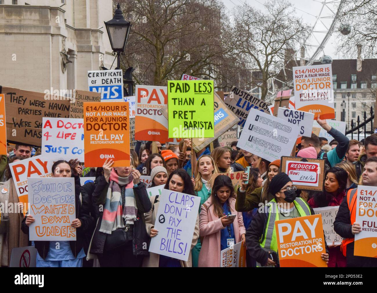 Londres, Royaume-Uni. 13th mars 2023. Des milliers de médecins et de supporters juniors se sont rassemblés devant Downing Street pour demander une restauration complète des salaires des médecins juniors alors qu'ils commenceraient leur grève de 72 heures. Banque D'Images