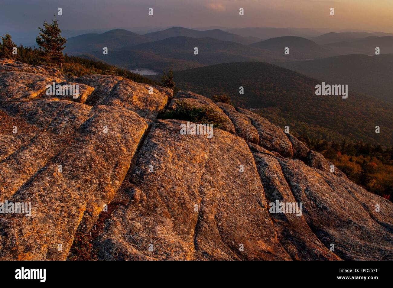 Coucher de soleil depuis le sommet de Crane Mt en automne dans la réserve forestière d'Adirondack dans l'État de New York Banque D'Images