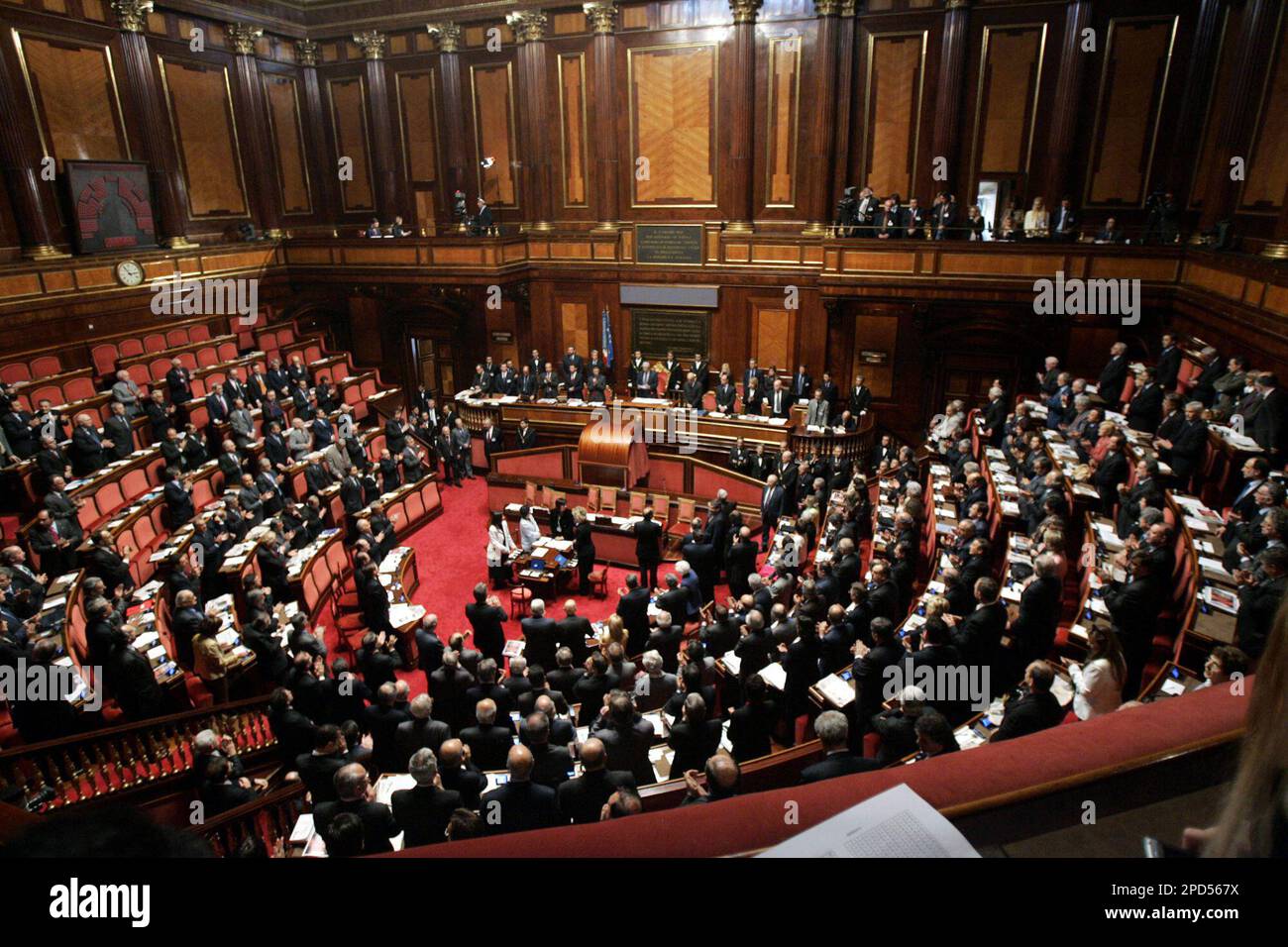 A general view of the Senate Chamber as center left candidate and new speaker of the Italian Senate Franco Marini delivers his speech after being elected president of the Italian Senate in Rome, Saturday, April 29, 2006. (AP Photo/Pier Paolo Cito) Banque D'Images