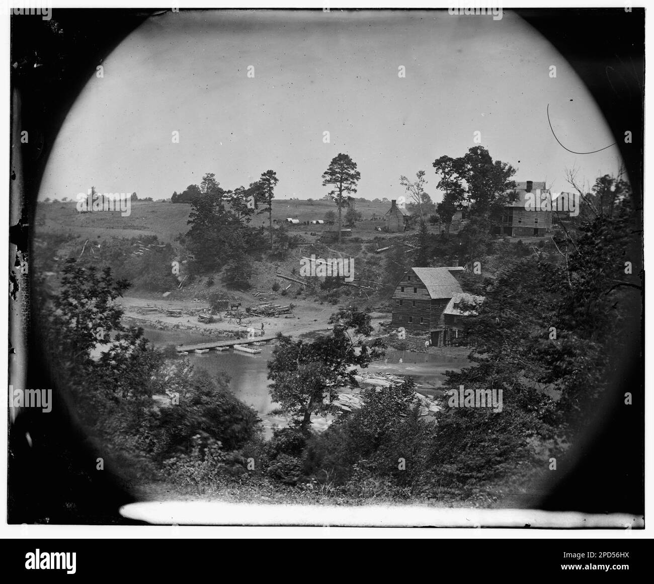 Jericho Mills, Virginie. Vue sur la rivière Anna Nord depuis la rive sud, pont de ponton en toile et train de ponton sur la rive opposée, 24 mai 1864. Photographies de guerre civile, 1861-1865 . États-Unis, Histoire, Guerre civile, 1861-1865. Banque D'Images