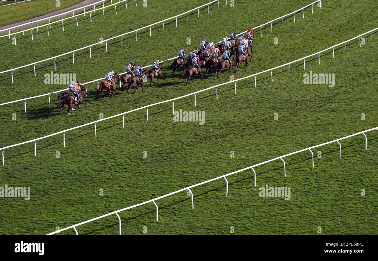 Coureurs et cavaliers pendant l'Ultima handicap Chase le premier jour du Cheltenham Festival à Cheltenham Racecourse. Date de la photo: Mardi 14 mars 2023. Banque D'Images