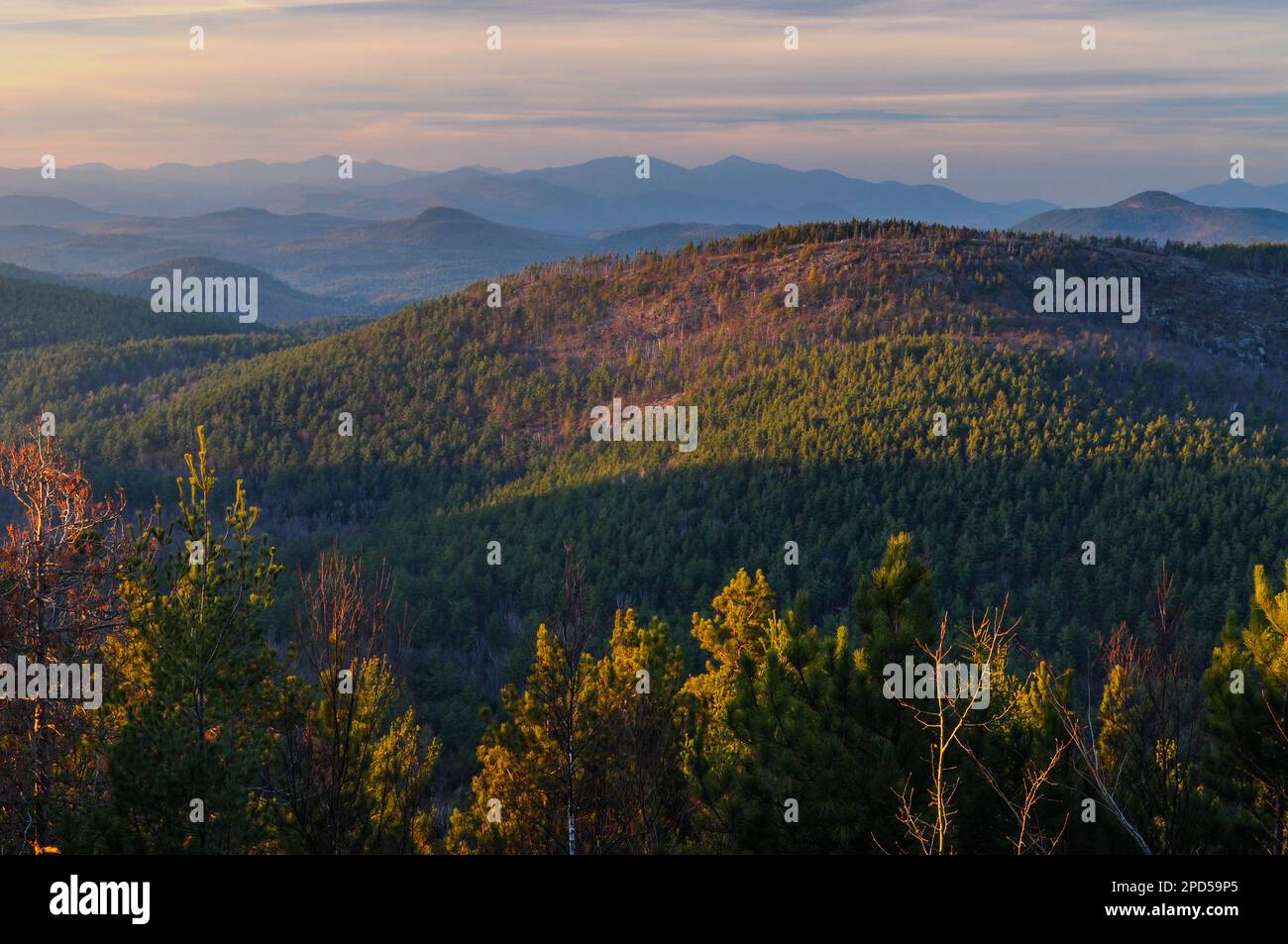 Coucher de soleil coloré depuis le sommet de Rock Pond Mountain dans la réserve forestière Adirondack de l'État de New York Banque D'Images