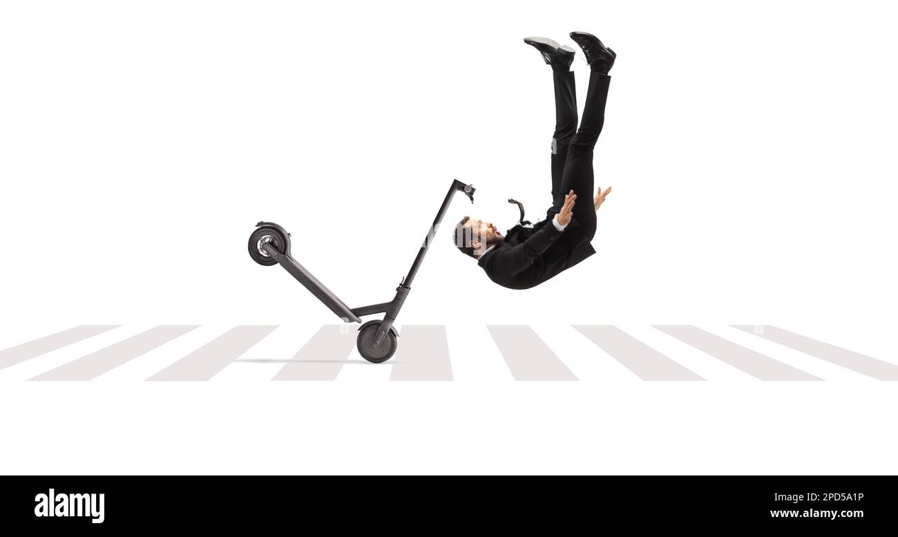 Homme d'affaires qui se fraie avec un scooter électrique sur un passage piéton isolé sur fond blanc Banque D'Images