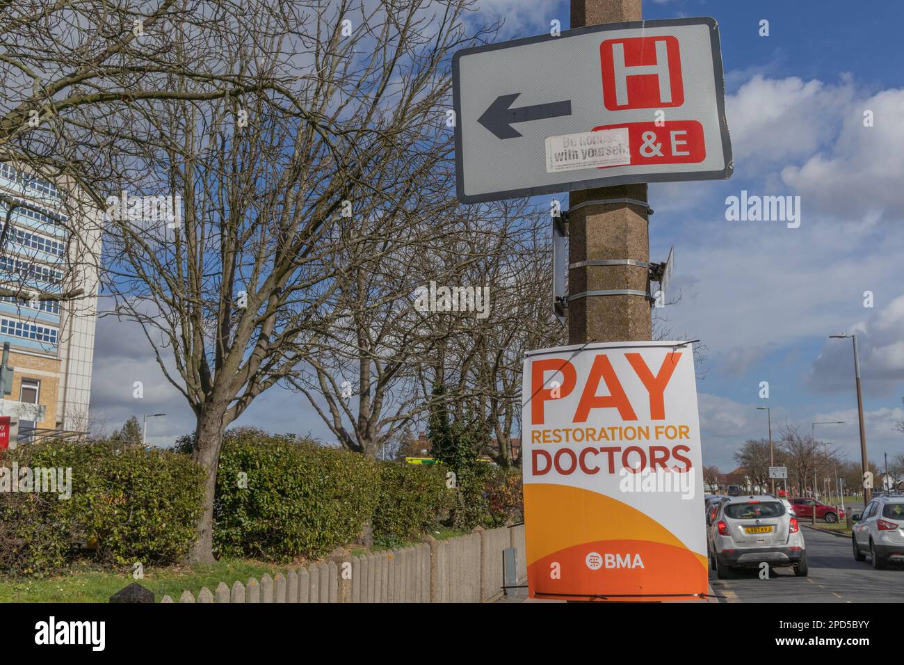 Southend on Sea, Royaume-Uni. 14 mars 2023. Une pancarte de protestation de la British Medical Association (BMA) indiquant « Pay Restoration for Doctors » est apposée sur un panneau routier indiquant les services d’accident et d’urgence (A&E). La scène, capturée à Southend-on-Sea, dans l'Essex, met en lumière le plaidoyer continu des professionnels de la santé pour une juste rémunération. Des pancartes des médecins nationaux font grève devant l'hôpital universitaire de Southend. Penelope Barritt/Alamy Live News Banque D'Images