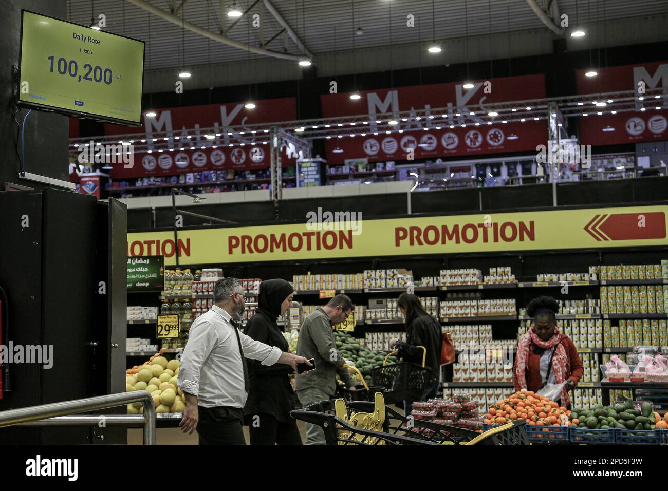 Beyrouth, Liban. 14th mars 2023. Un moniteur (L) affiche le taux de change quotidien du dollar américain par rapport à la livre libanaise à l'entrée d'un supermarché presque vide à Beyrouth après que la livre libanaise ait plongé à un nouveau bas par rapport au dollar américain dans un contexte de crise économique et de blocage politique. Credit: Marwan Naamani/dpa/Alamy Live News Banque D'Images Beyrouth, Liban. 14th mars 2023. Un moniteur (L) affiche le taux de change quotidien du dollar américain par rapport à la livre libanaise à l'entrée d'un supermarché presque vide à Beyrouth après que la livre libanaise ait plongé à un nouveau bas par rapport au dollar américain dans un contexte de crise économique et de blocage politique. Credit: Marwan Naamani/dpa/Alamy Live News Banque D'Images