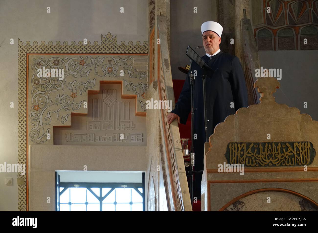 BOSNIE-HERZÉGOVINE, SARAJEVO - 2,9.2022: Le dirigeant de la communauté musulmane de Bosnie (dr Husein Kavazovic) a prononcé un discours à la mosquée à Jummah Banque D'Images