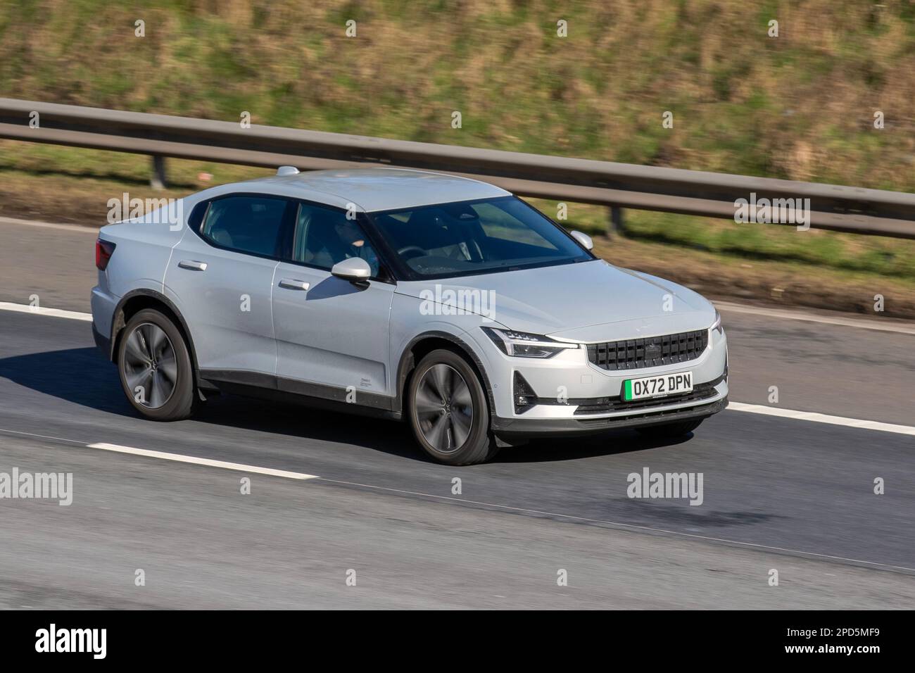 2023 Silver POLESTAR 2 EV FWD électricité. Volvo performance électrique fastback avec propulsion arrière, batterie électrique 5 portes. Polestar 2 long Range Single Motor ; voyageant sur l'autoroute M6, Royaume-Uni Banque D'Images