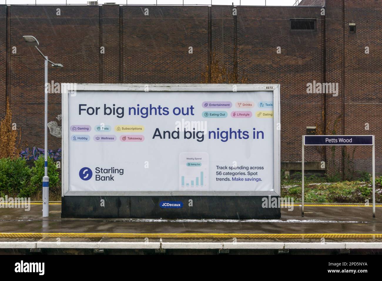 Une affiche pour Starling Bank, dans la pluie à la station Petts Wood. Banque D'Images