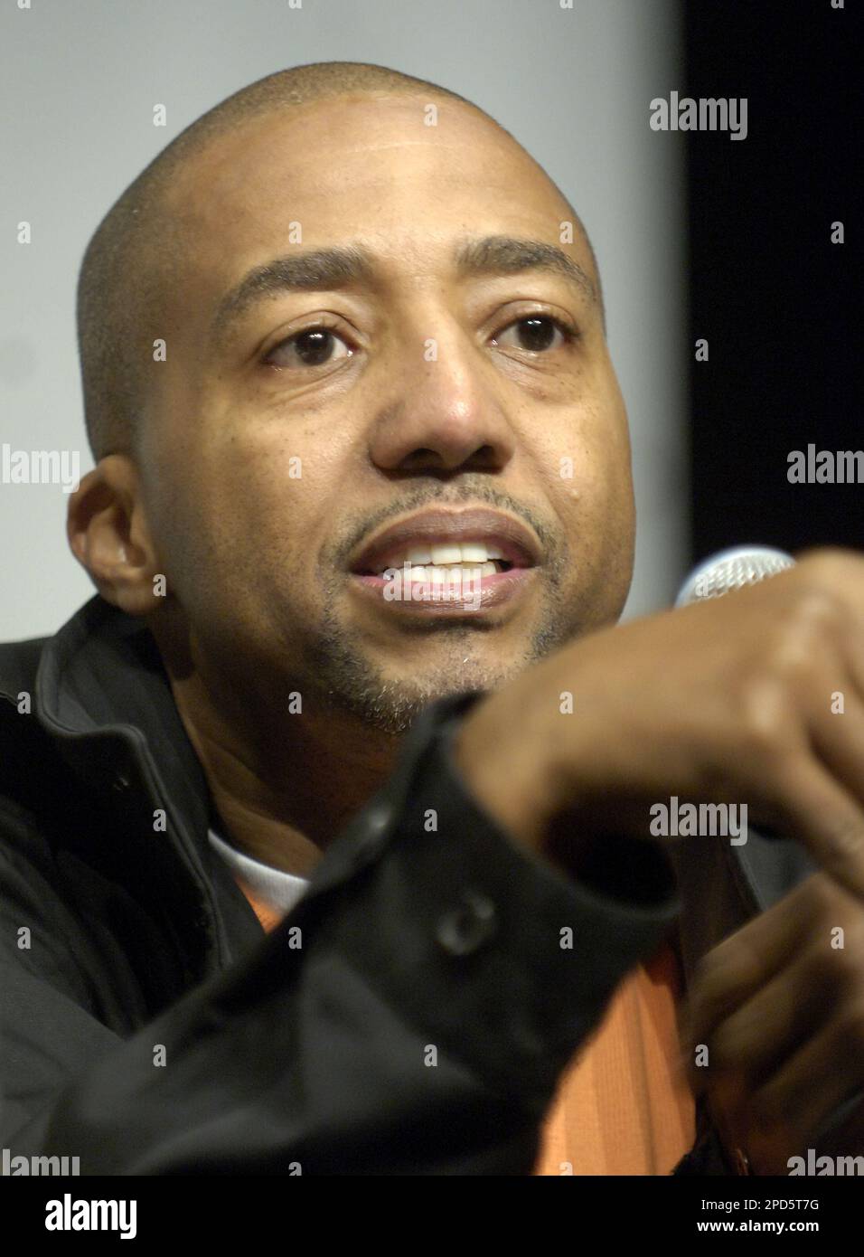 Warner Music Executive Vice President Kevin Liles speaks during the Hip-Hop Summit on Financial Empowerment at Hammerstein Ballroom Saturday, April 22, 2006 in New York. Part of the 'Get Your Money Right' national tour, the Hip-Hop Summit on Financial Empowerment brings together hip-hop celebrities and financial experts to address 18-35 year-olds on the importance of financial literacy. (AP Photo/Jason DeCrow) Banque D'Images