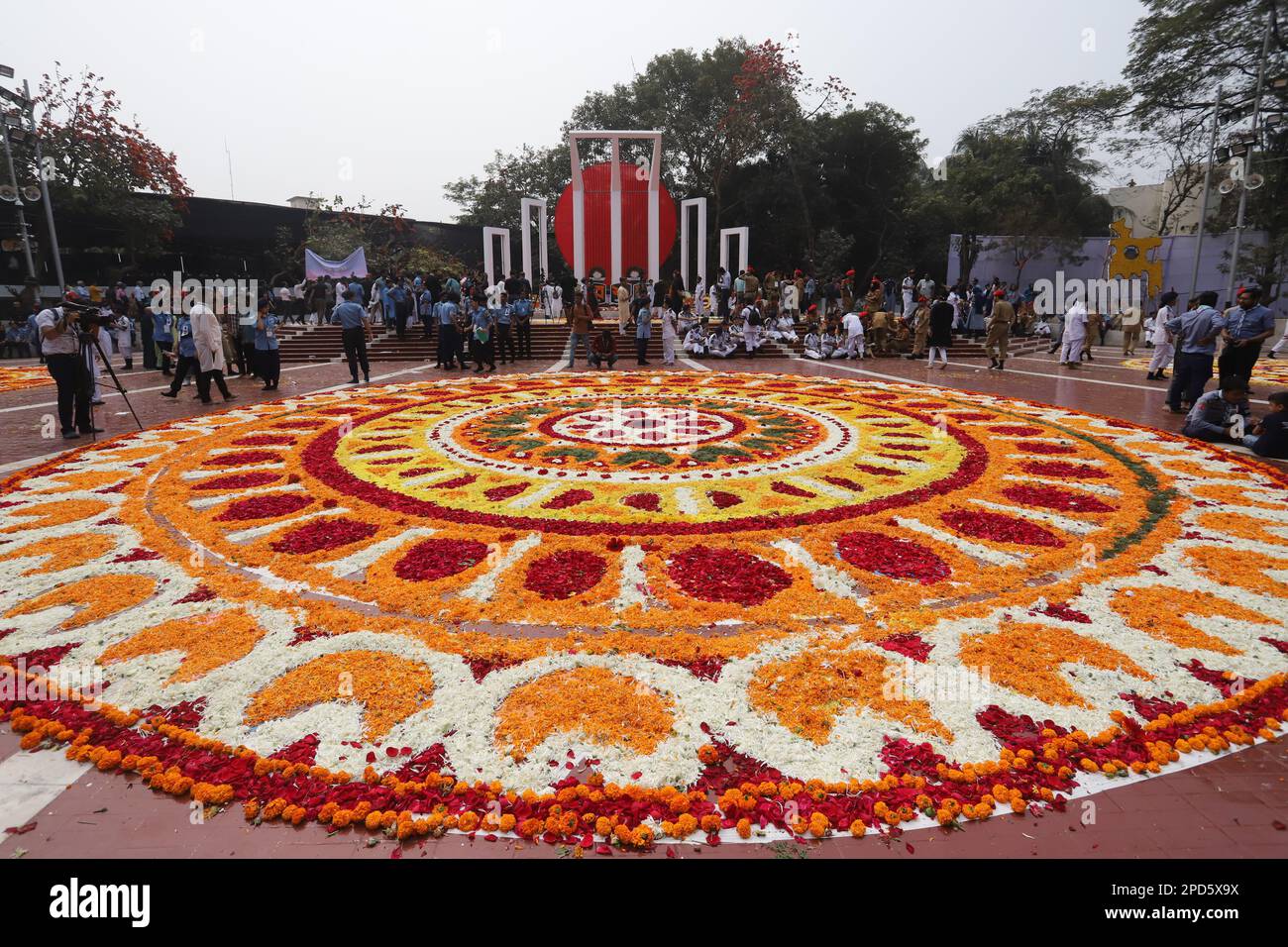 La nation a rendu hommage aux martyrs du mouvement linguistique de 1952 au Minar central de Shaheed à Dhaka, à la première heure de la Journée des martyrs, mardi Banque D'Images