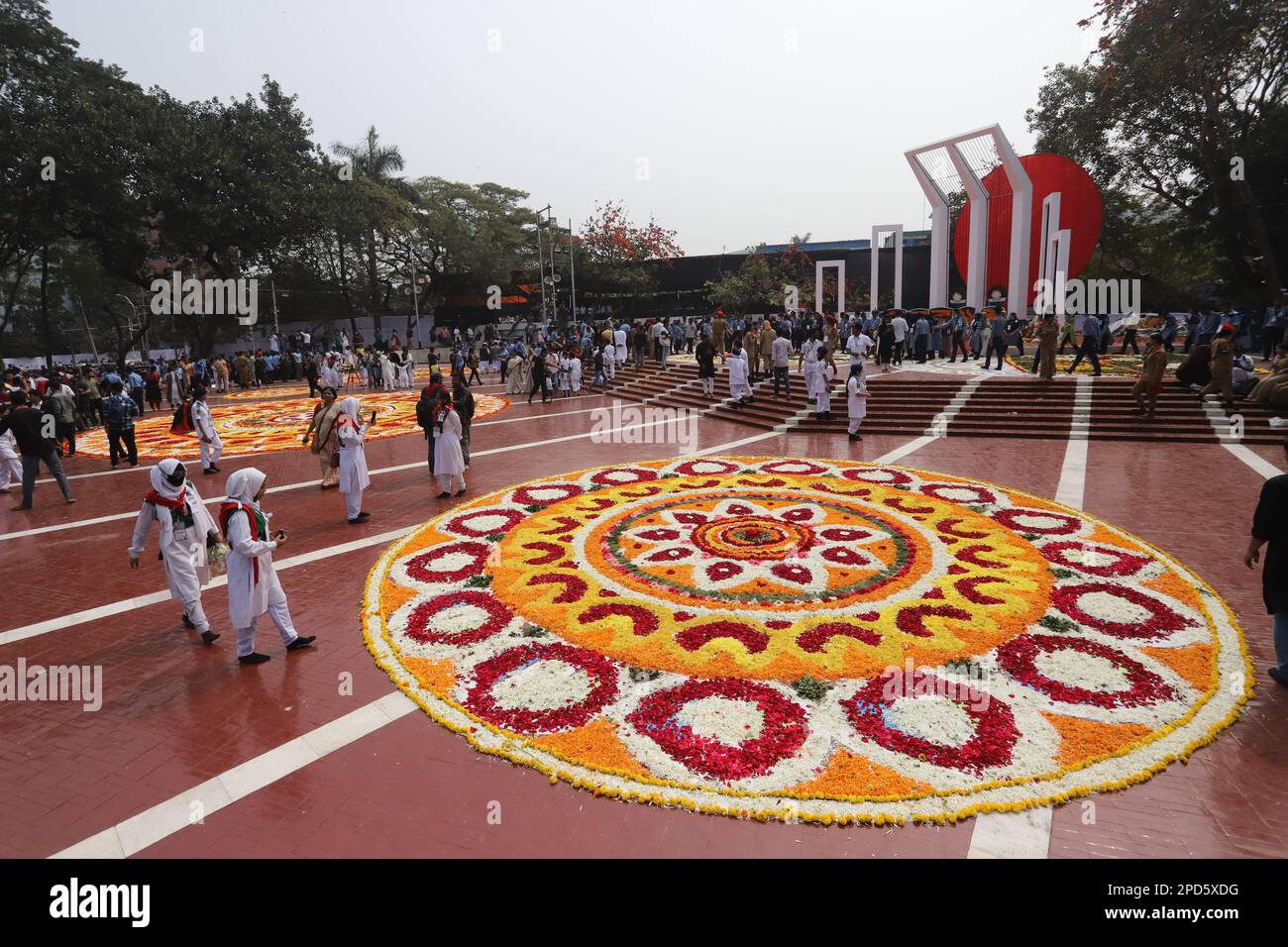 La nation a rendu hommage aux martyrs du mouvement linguistique de 1952 au Minar central de Shaheed à Dhaka, à la première heure de la Journée des martyrs, mardi Banque D'Images