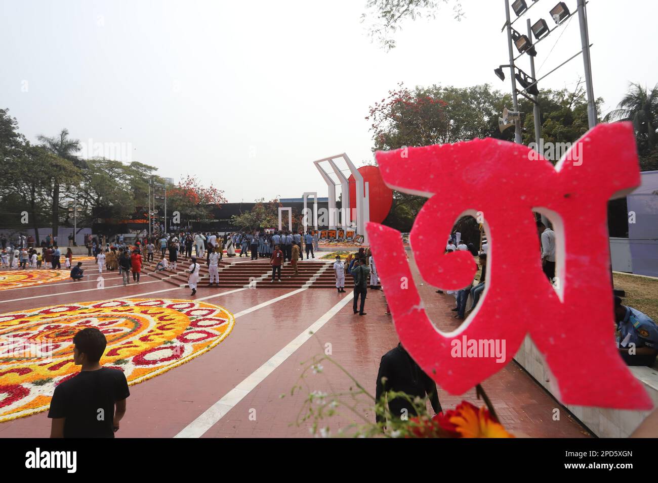 La nation a rendu hommage aux martyrs du mouvement linguistique de 1952 au Minar central de Shaheed à Dhaka, à la première heure de la Journée des martyrs, mardi Banque D'Images