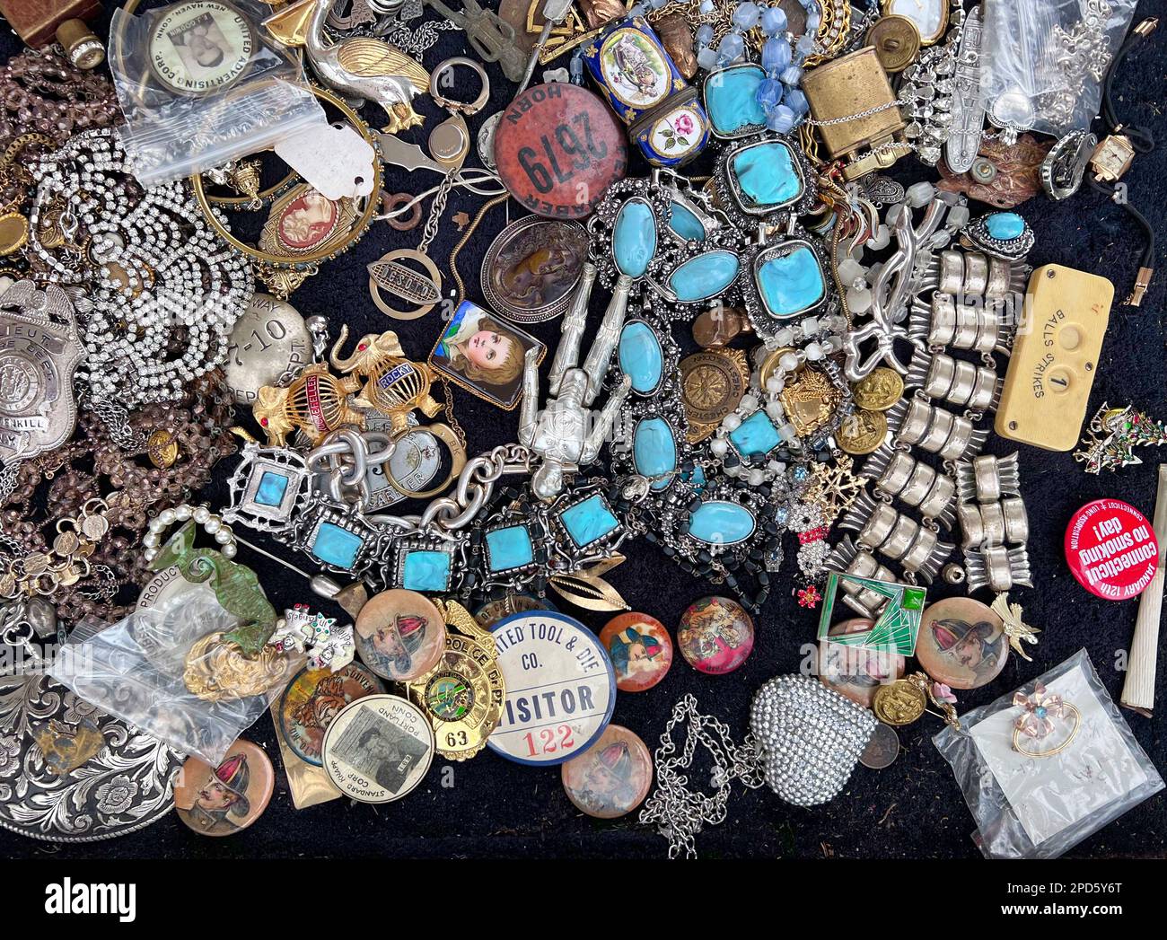Bijoux et autres objets de collection à vendre à une table de marché aux puces Banque D'Images