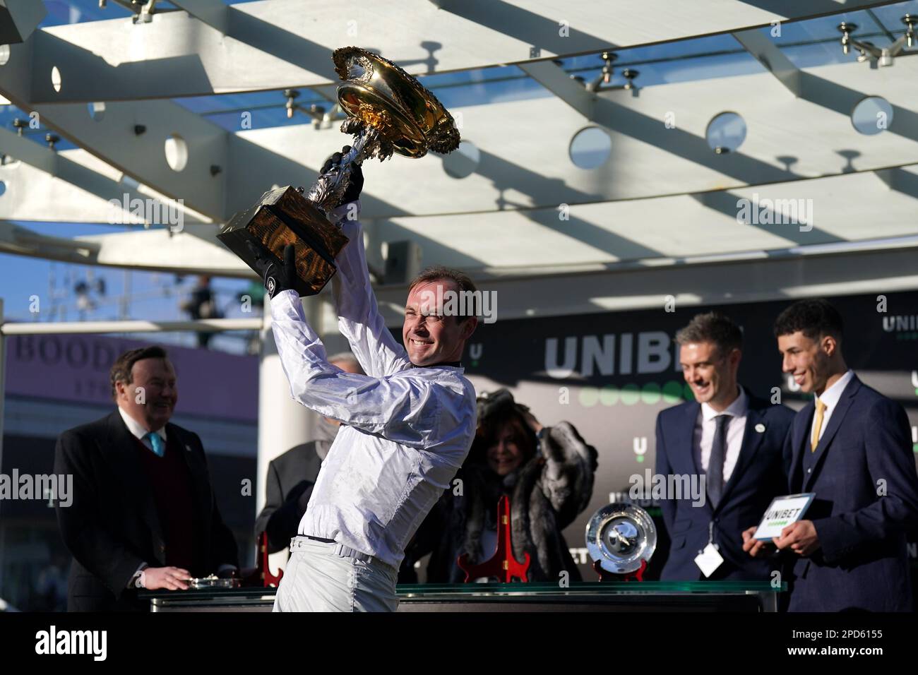 Jockey Nico de Boinville lève le trophée après avoir remporté le Trophée défi de haies Unibet Champion avec Constitution Hill le premier jour du Festival Cheltenham à l'hippodrome de Cheltenham. Date de la photo: Mardi 14 mars 2023. Banque D'Images