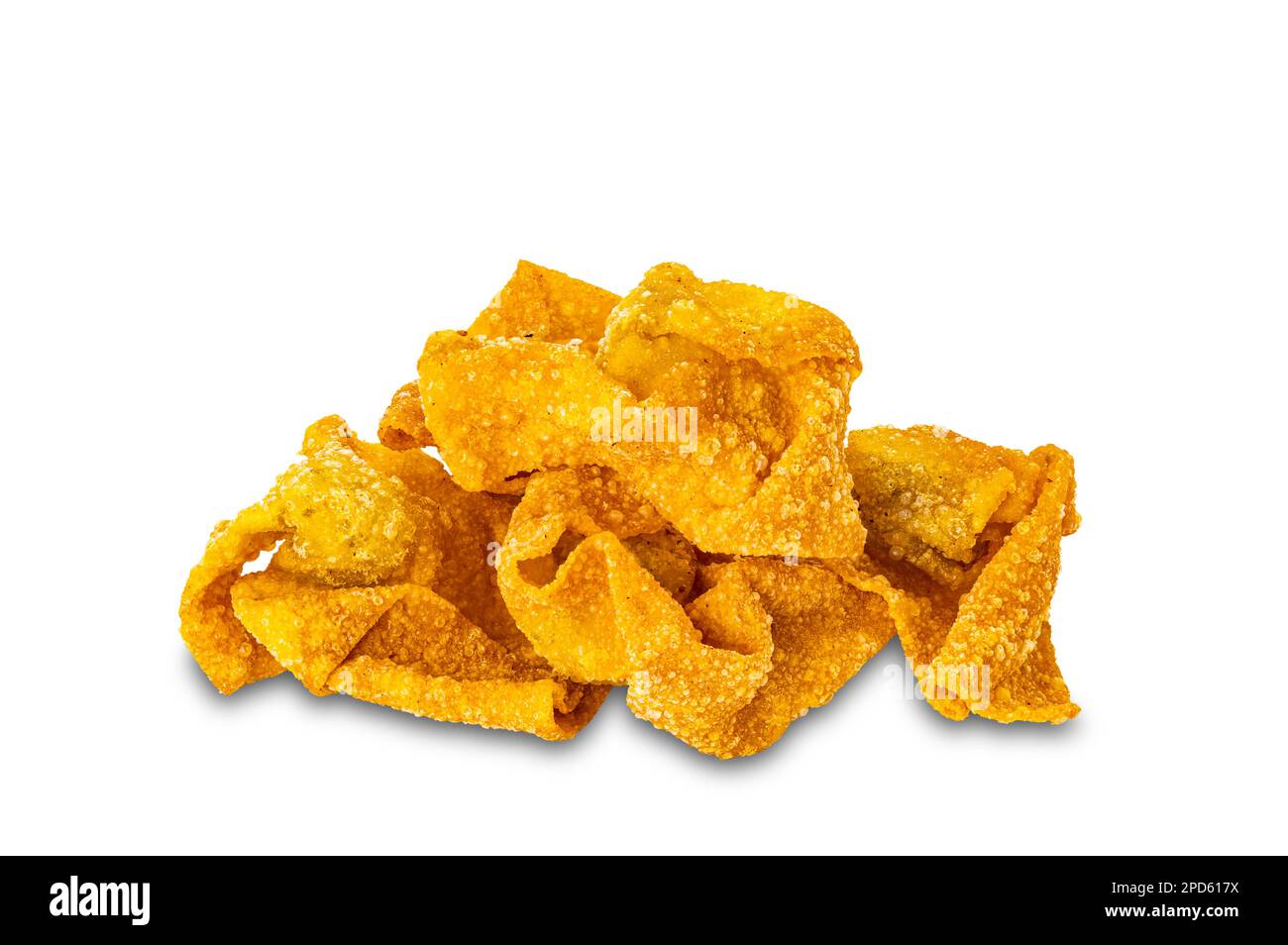 Pile de wontons frits maison croustillants et délicieux, isolés sur fond blanc avec un chemin d'écrêtage. Banque D'Images