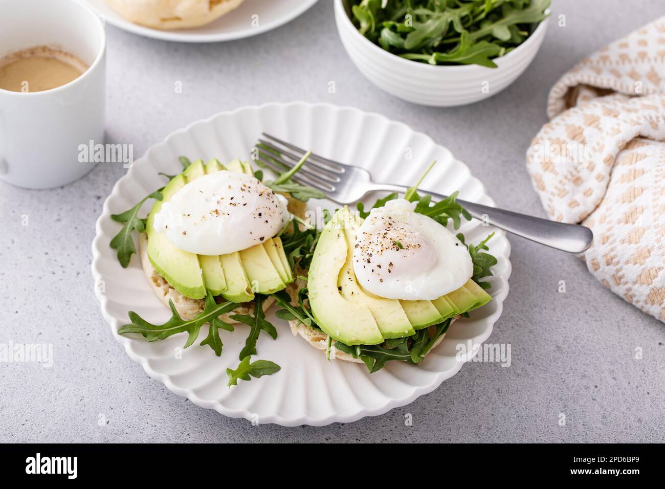 Sandwich benedict aux œufs sains avec avocat et arugula, idée petit déjeuner Banque D'Images