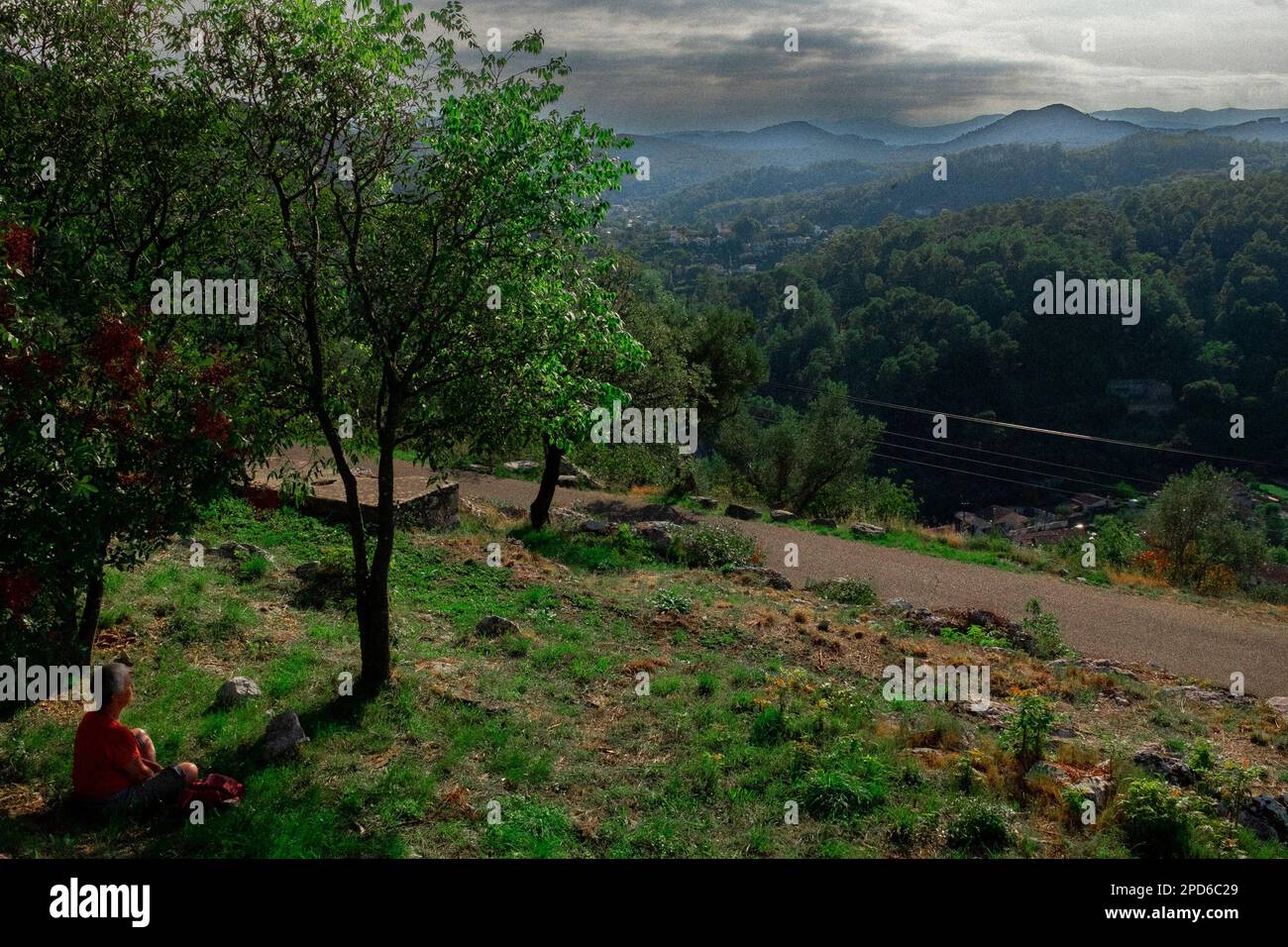 Femme méditant avec Une vue sur la campagne française - Alès, région occitanie, France, Europe Banque D'Images