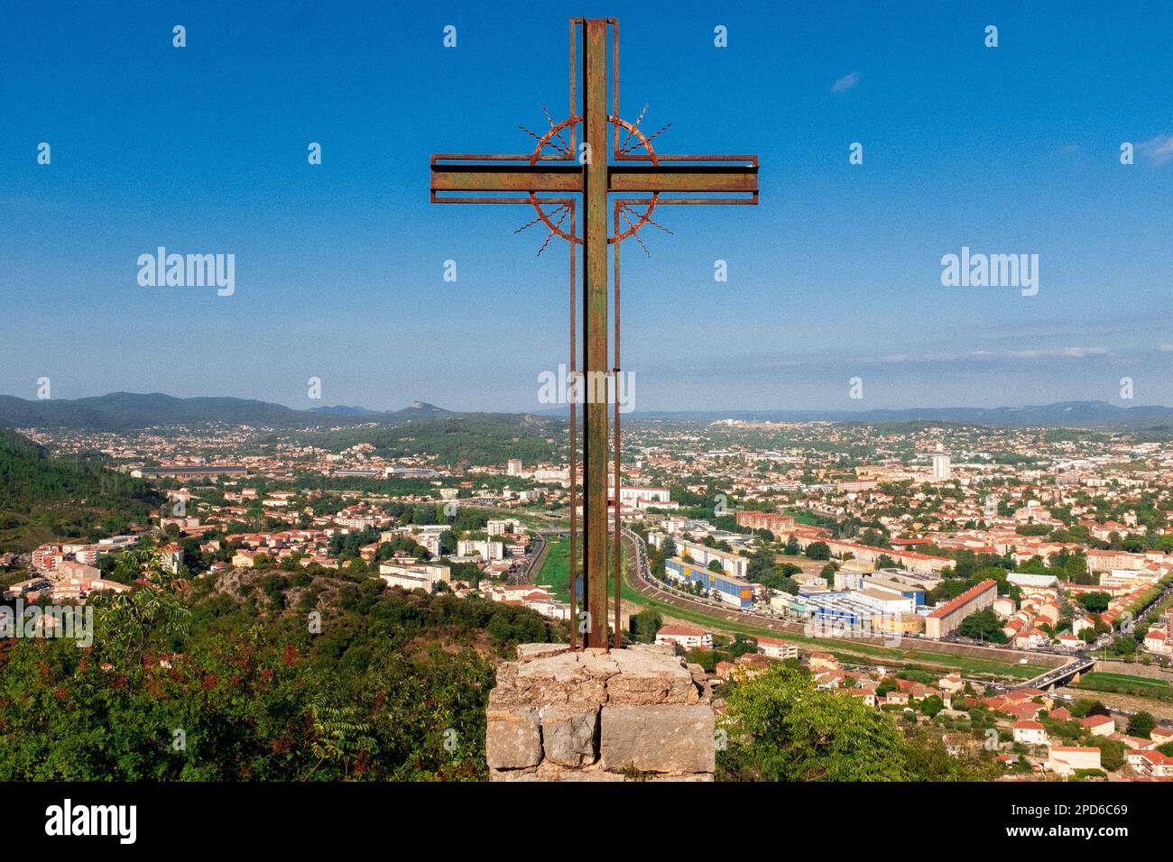 Crucifix avec Vue sur la ville française d'Alès - Alès, région occitanie, France, Europe Banque D'Images