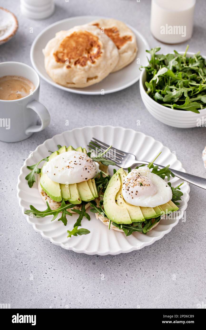 Sandwich benedict aux œufs sains avec avocat et arugula, idée petit déjeuner Banque D'Images
