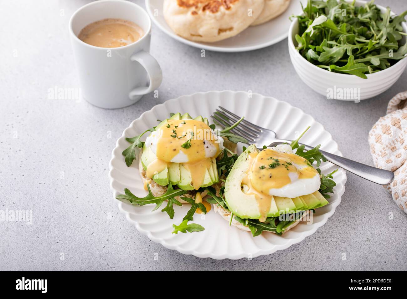 Sandwich benedict aux œufs sains avec avocat et arugula, idée petit déjeuner Banque D'Images
