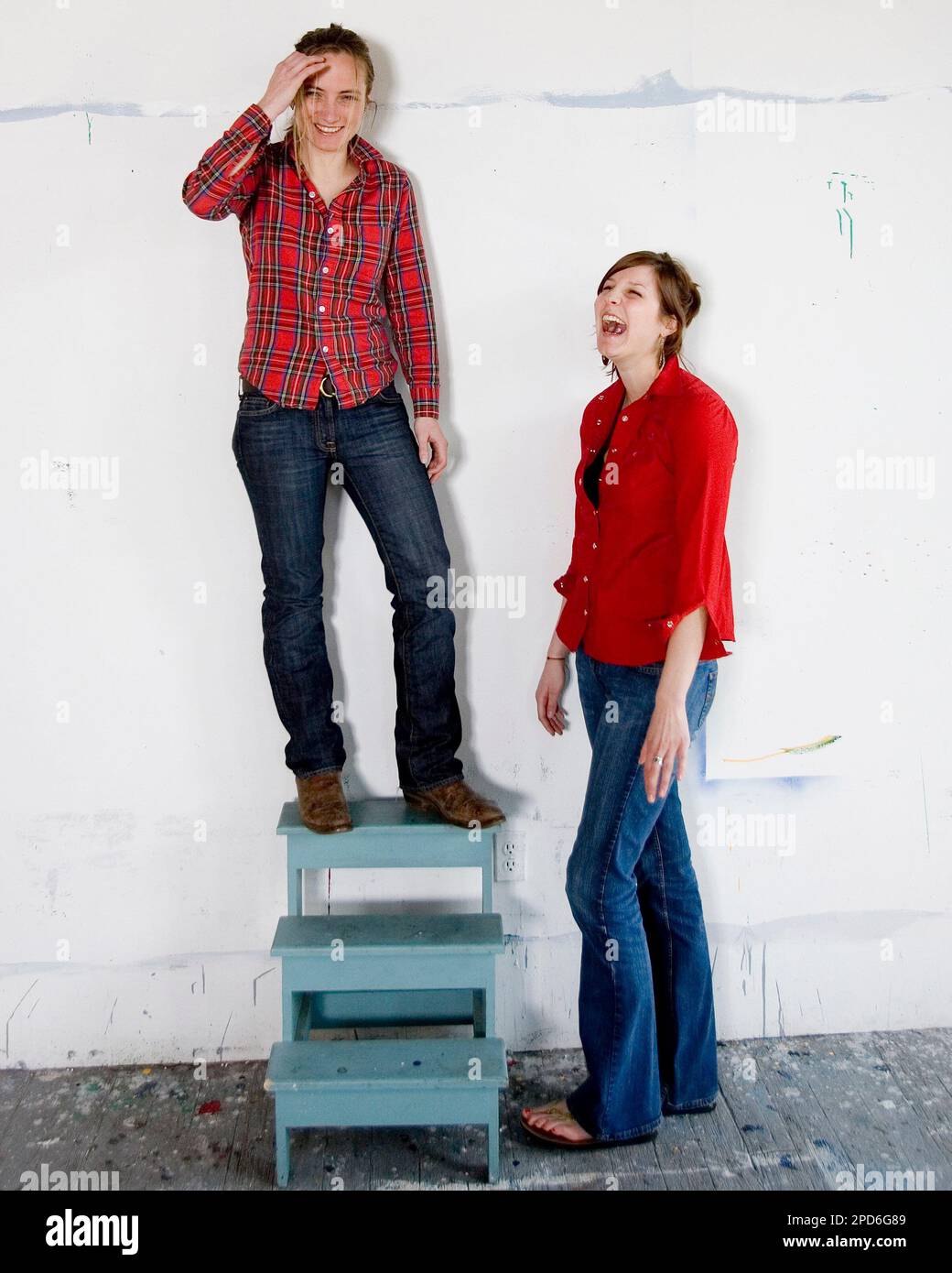 Indie vocalist and song writer Audrey Ryan, left, is seen in her studio in Somerville, Mass., with back up singer and vocalist Kati O'Toole, Friday, March 31, 2006. Ryan will be touring in late April 2006 to promote her upcoming CD; "that place called calm". (AP Photo/ Robert E. Klein) Banque D'Images