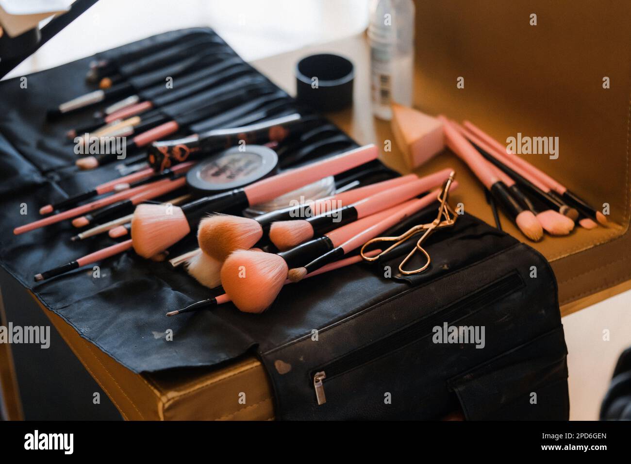 Brosses à maquillage et cosmétiques sur la table du salon de beauté. Banque D'Images