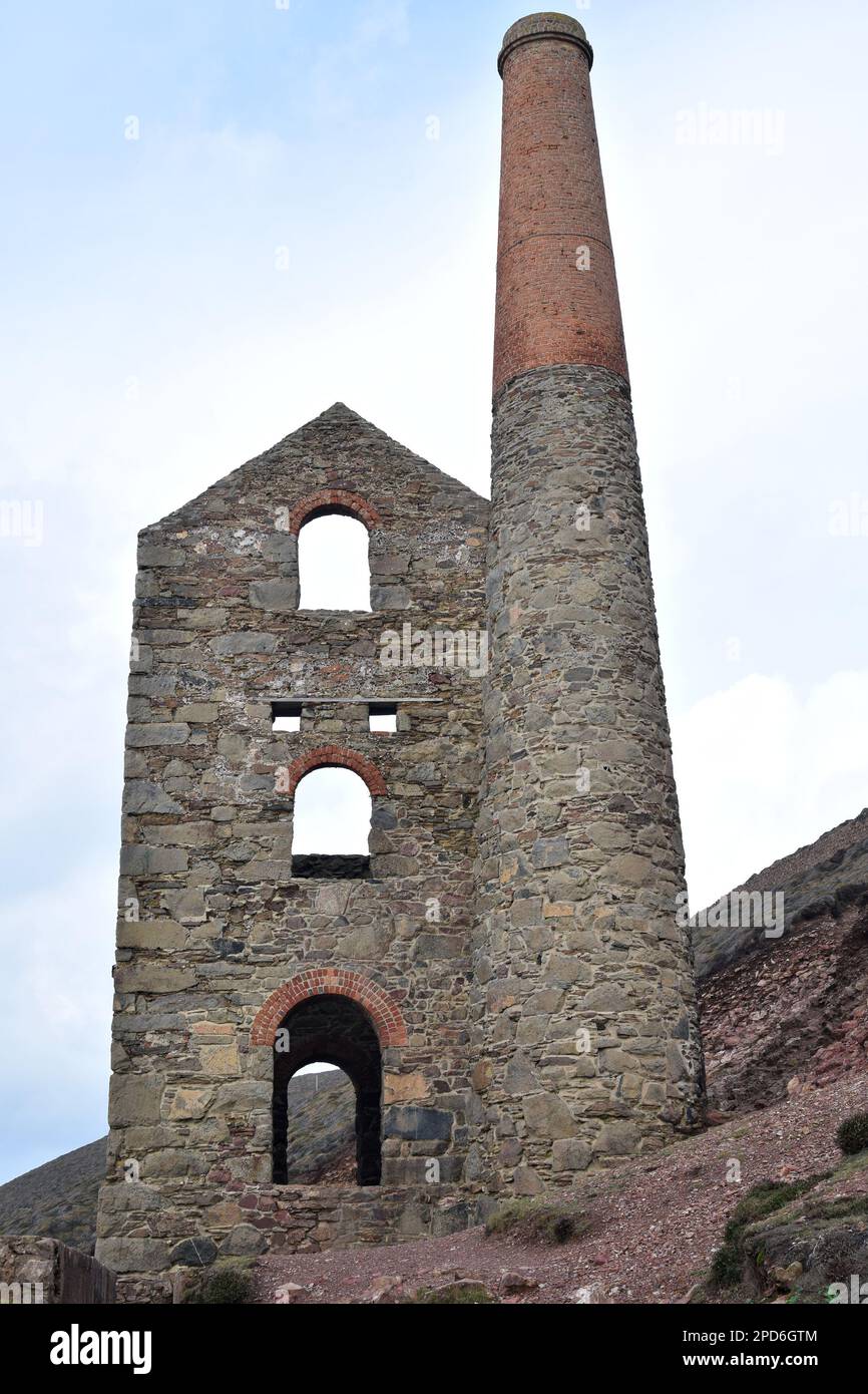 Vieux carter de moteur de Cornouailles sur le sommet de la falaise à coates de wheal Banque D'Images