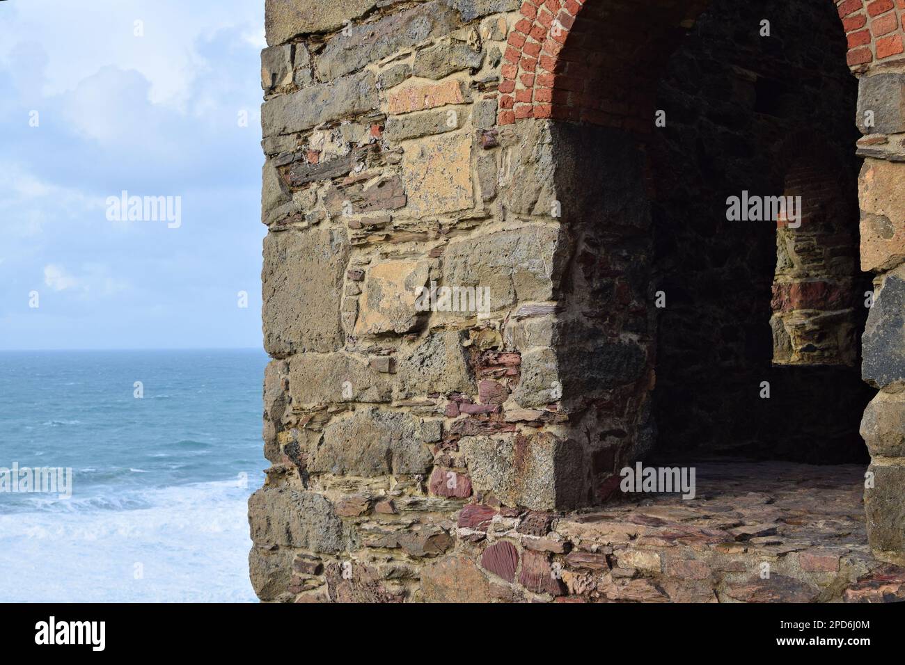 Vue sur l'océan et le vieux cornouailles de la maison de moteur de cornouailles fenêtres voûtées Banque D'Images