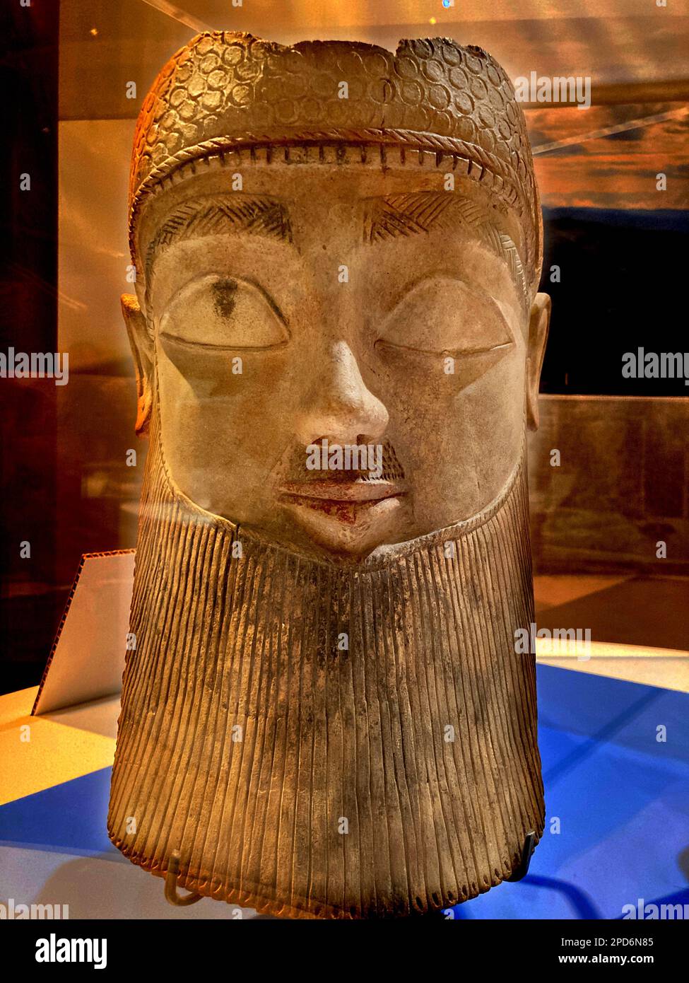 Islanders: The Making of the Mediterranean Exhibition au Fitzwilliam Museum Cambridge UK Mars 2023 statue en terre cuite grandeur nature du 8th siècle BCE Salamis Toumba Chypre. Réunissant des antiquités extraordinaires, les Islanders: La réalisation de la Méditerranée un voyage de 4 000 ans lto l'ancienne Méditerranée. Beaucoup des plus de 200 objets de trois des plus grandes îles méditerranéennes, Chypre, la Crète et la Sardaigne seront vus pour la première fois au Royaume-Uni. L'exposition, organisée par le Dr Anastasia Christophilopoulou en partenariat avec l'Ambassadeur de Grèce au Royaume-Uni a Banque D'Images