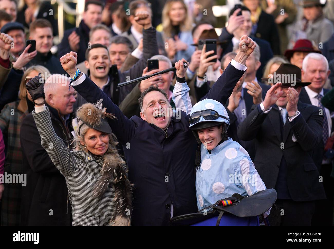 Jockey Rachael Blackmore et l'entraîneur Henry de Bromhead fêtent après avoir remporté l'obstacle des frères proches avec Honeysuckle le premier jour du festival Cheltenham à l'hippodrome de Cheltenham. Date de la photo: Mardi 14 mars 2023. Banque D'Images