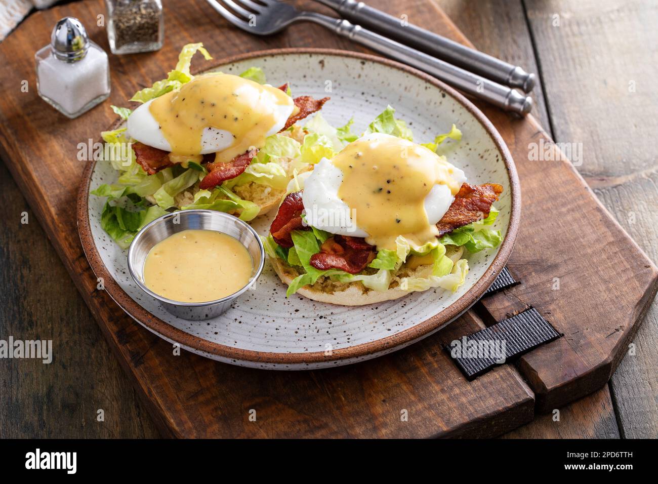 Œufs Bénédicte avec bacon et laitue sur les muffins anglais avec hollandaise, idée traditionnelle de petit déjeuner Banque D'Images