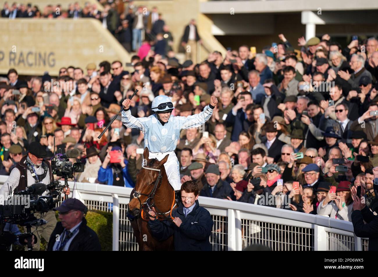 Jockey Rachael Blackmore célèbre après avoir remporté l'obstacle des frères proches avec Honeysuckle le premier jour du festival Cheltenham à l'hippodrome de Cheltenham. Date de la photo: Mardi 14 mars 2023. Banque D'Images