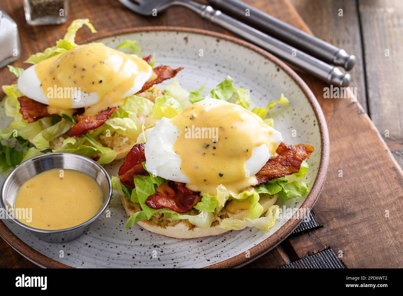 Œufs Bénédicte avec bacon et laitue sur les muffins anglais avec hollandaise, idée traditionnelle de petit déjeuner Banque D'Images