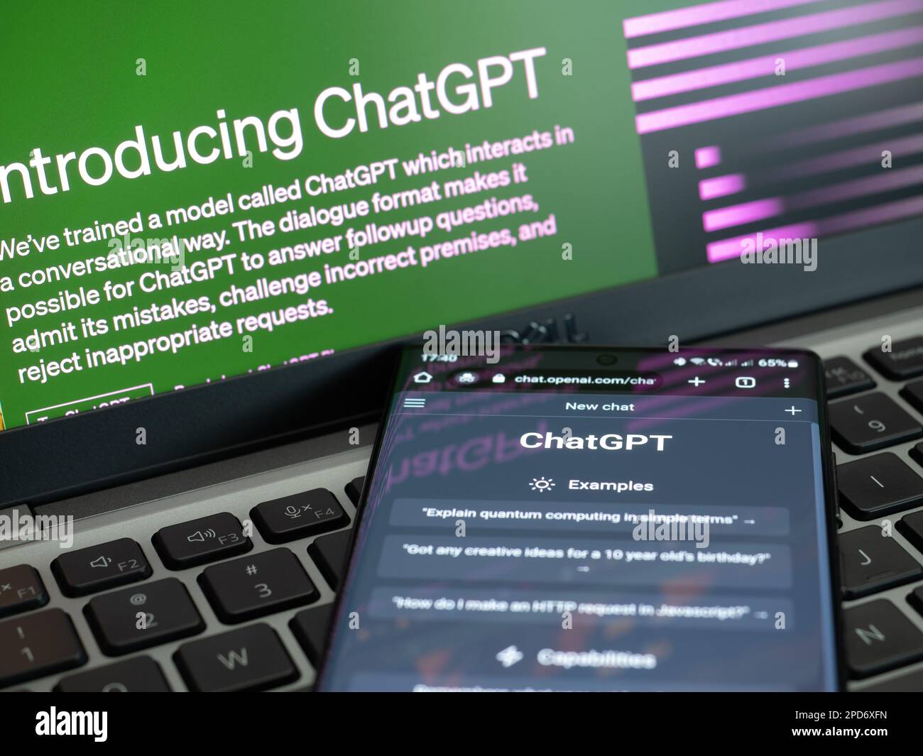 Galati, Roumanie - 14 mars 2023: Page web de ChatGPT, un prototype ai chatbot développé par OpenAI, sur un écran de smartphone. Exemples d'interactions avec Banque D'Images