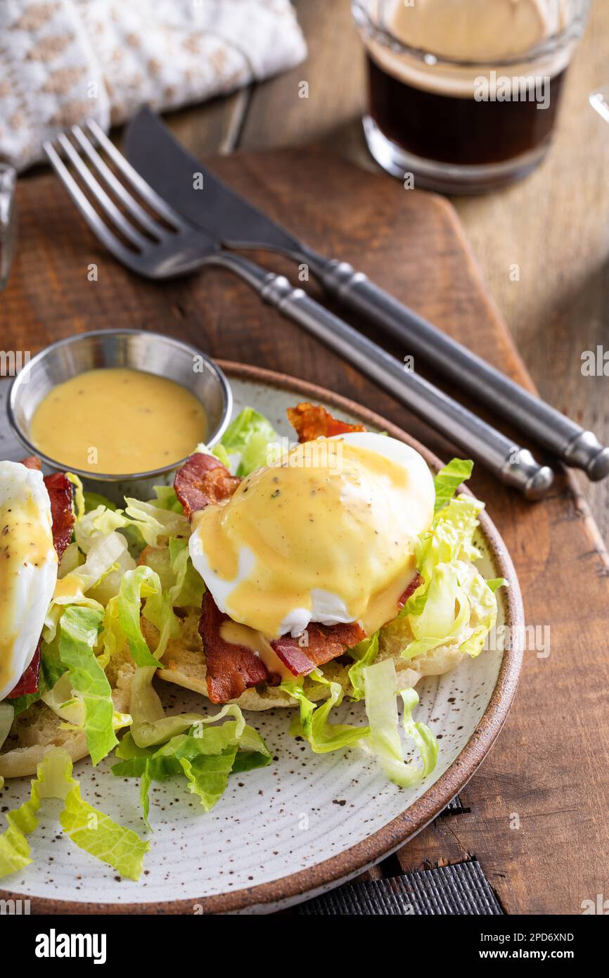Œufs Bénédicte avec bacon et laitue sur les muffins anglais avec hollandaise, idée traditionnelle de petit déjeuner Banque D'Images