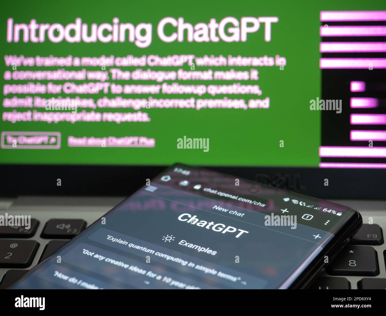 Galati, Roumanie - 14 mars 2023: Page web de ChatGPT, un prototype ai chatbot développé par OpenAI, sur un écran de smartphone. Exemples d'interactions avec Banque D'Images