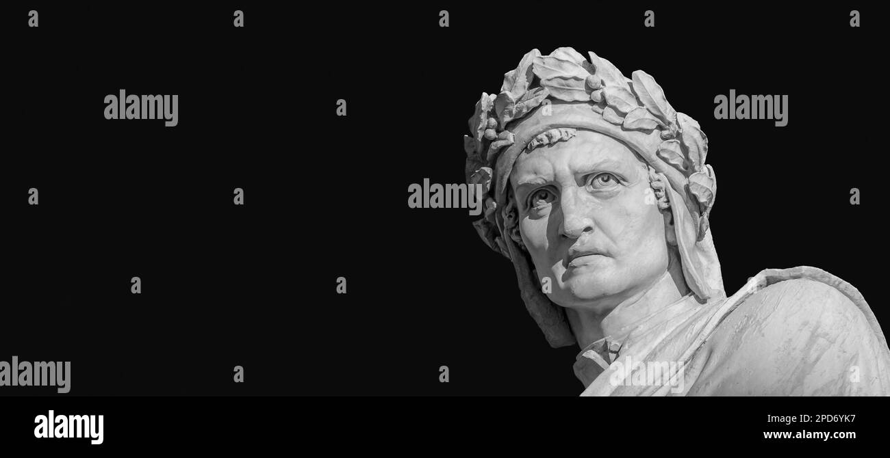 Dante Alighieri, le plus grand poète italien. Statue en marbre érigée sur la place Santa Croce de Florence en 1865 (noir et blanc avec espace copie) Banque D'Images