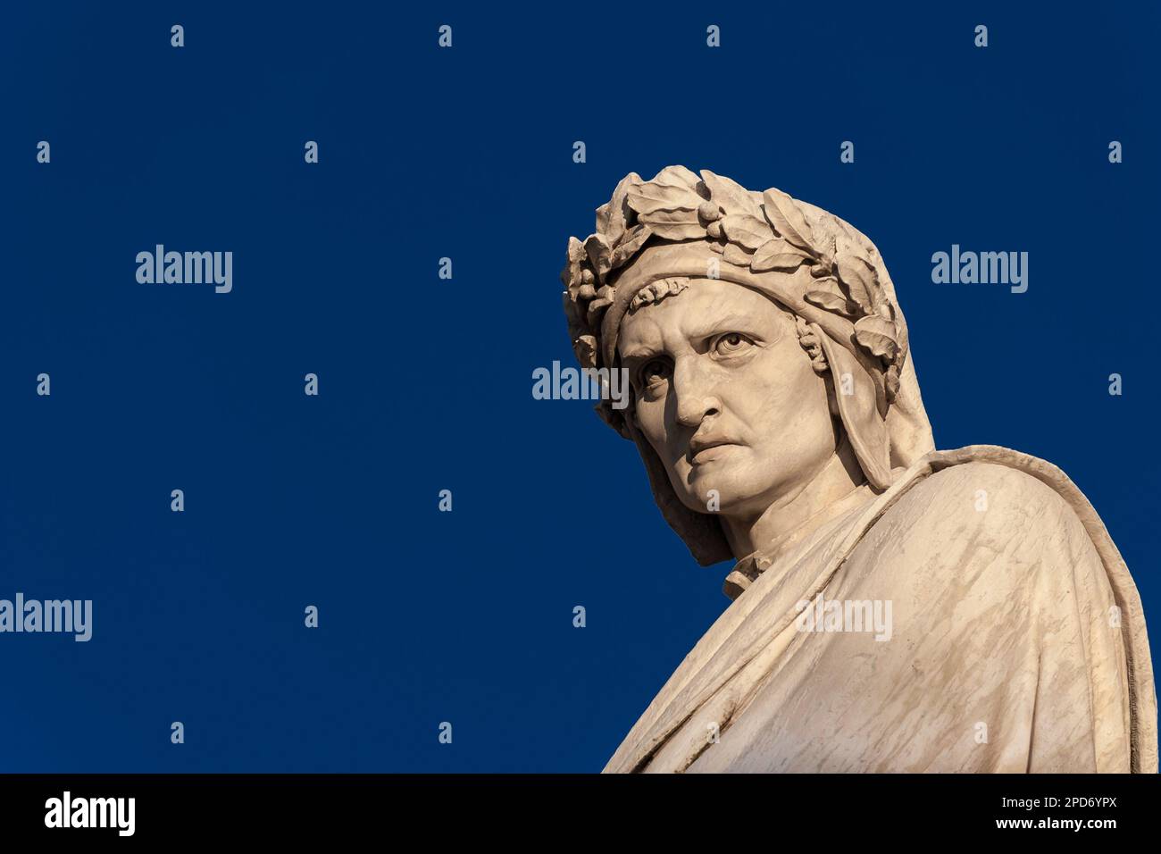 Dante Alighieri, le plus grand poète italien. Statue en marbre érigée sur la place Santa Croce de Florence en 1865 (avec ciel bleu et espace de copie) Banque D'Images