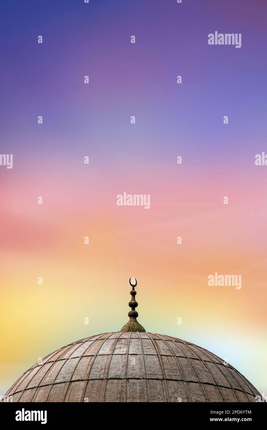 Un dôme de l'une des nombreuses mosquées d'Istanbul sur fond de ciel de lever du soleil. Banque D'Images