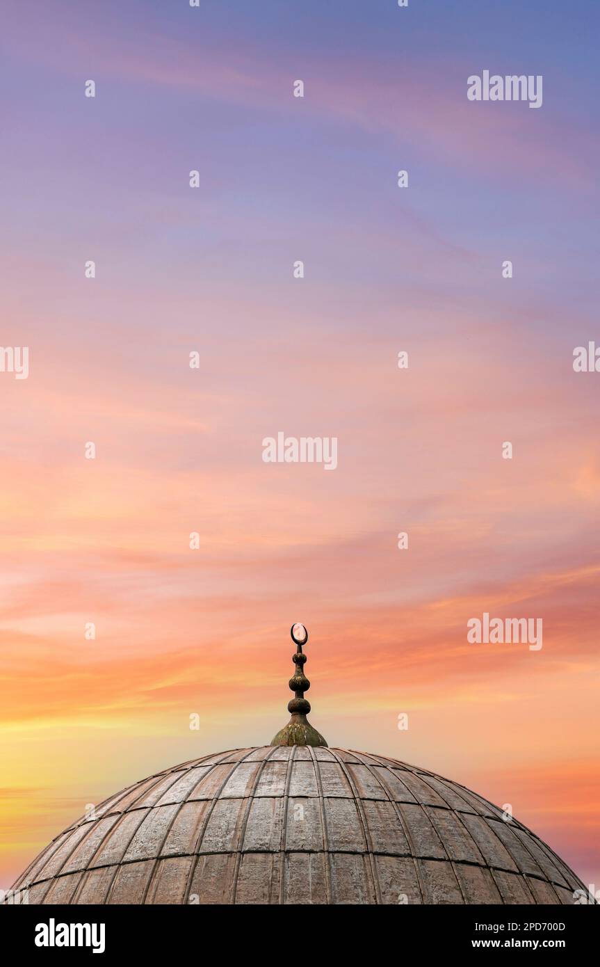 Un dôme de l'une des nombreuses mosquées d'Istanbul sur fond de ciel de coucher de soleil. Banque D'Images