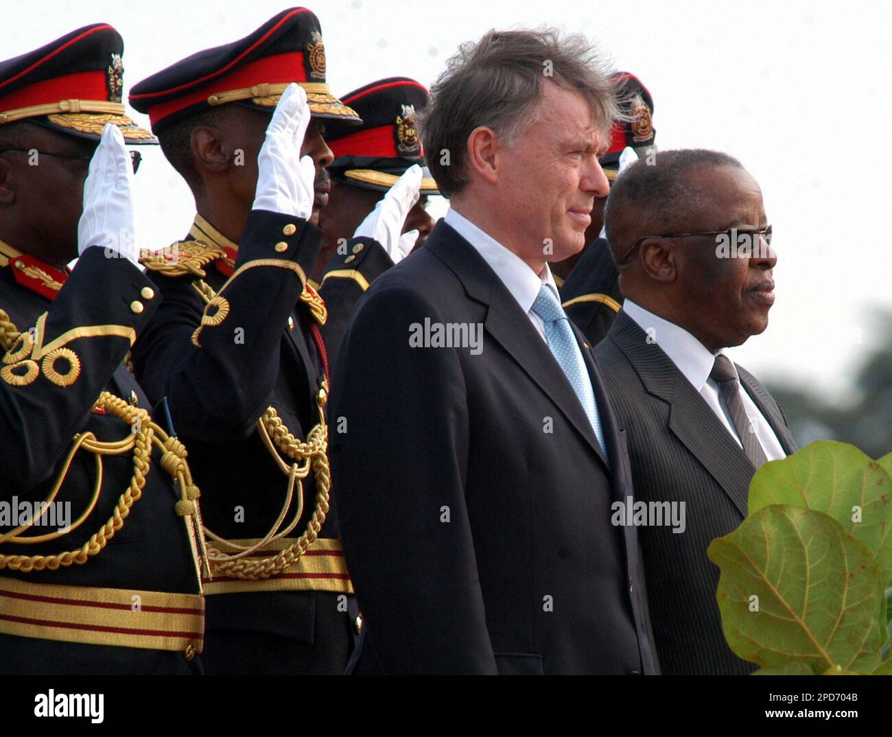 Botswana President, Festus Mogae, right, and his German counterpart Horst Koehler, second from right, at an arrival ceremony to welcome Koehler in Gaborone, Botswana, Sunday, April 9, 2006. Koehler is o a two-day visit to the country after visiting Madagascar and Mozambique. (AP Photo/Monirul Bhuiyan) Banque D'Images