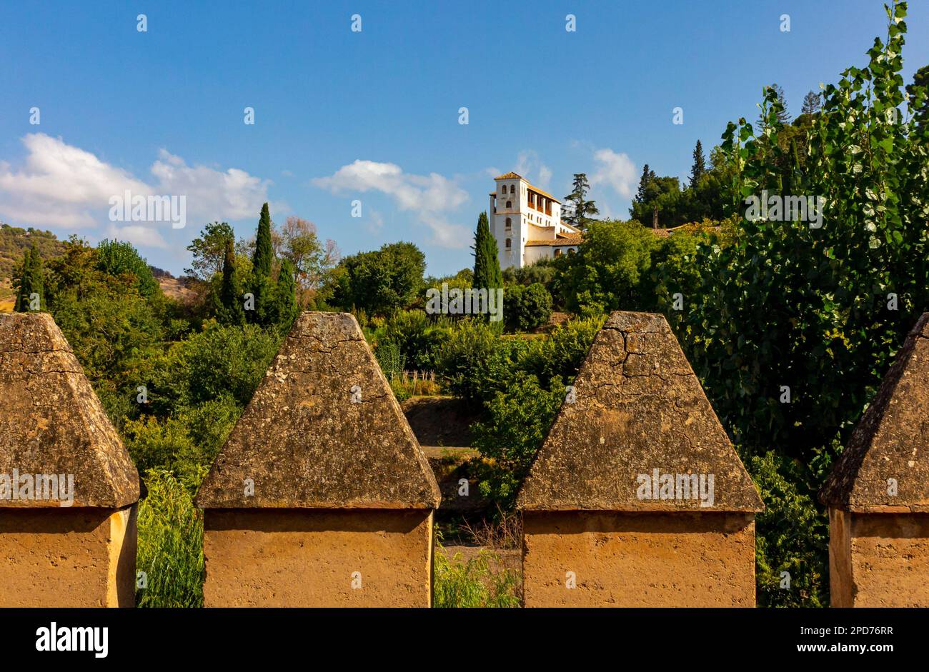 Les murs fortifiés du palais de l'Alhambra à Grenade Andalousie Espagne est un site classé au patrimoine mondial de l'UNESCO et une attraction touristique majeure. Banque D'Images