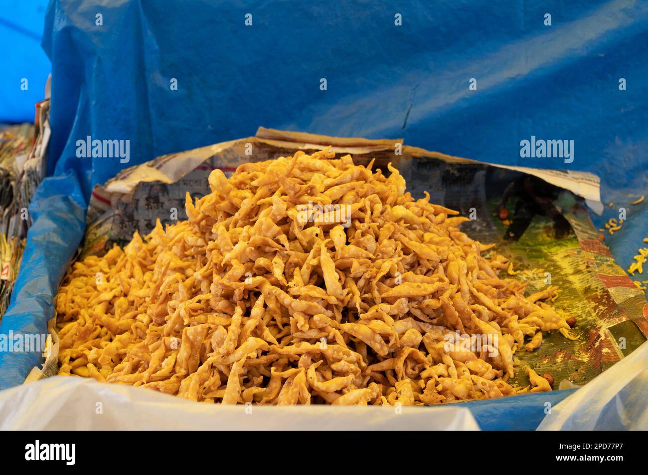 Nimki, une nourriture épicée indienne très populaire est en cours de préparation dans une rue. Howrah, Bengale-Occidental, Inde. Banque D'Images