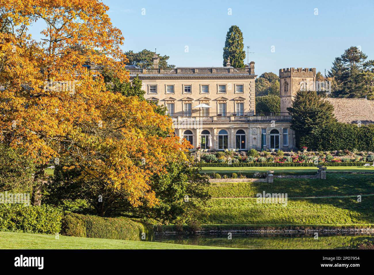 L'automne dans les Cotswolds - Cowley Manor Country House Hotel, Cowley, Gloucestershire, Angleterre Royaume-Uni de 1895 à 1928 c'était la maison de James Horlick. Banque D'Images