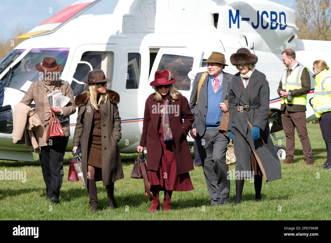 Lady Bamford ( centre ) et les membres de la famille Bamford arrivant à Cheltenham racecourse sur leur hélicoptère privé M-JCBD S76 en mars 2023 Banque D'Images