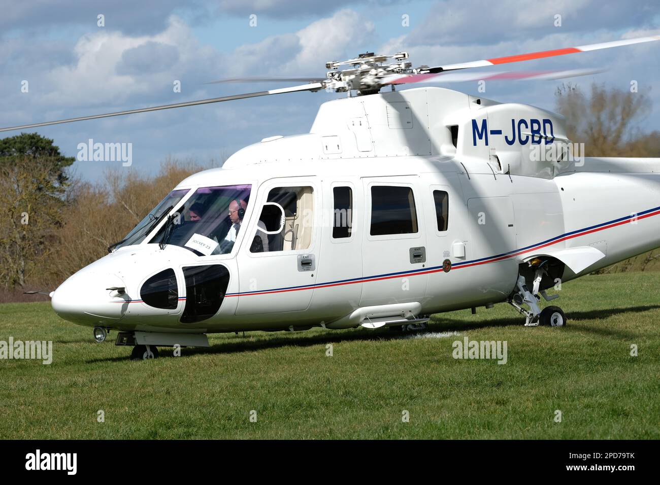 Hélicoptère de luxe S-76C Sikorsky exploité par JCB avec enregistrement M-JCBD vu à Cheltenham Festival racecourse Helipad Mars 2023 Banque D'Images